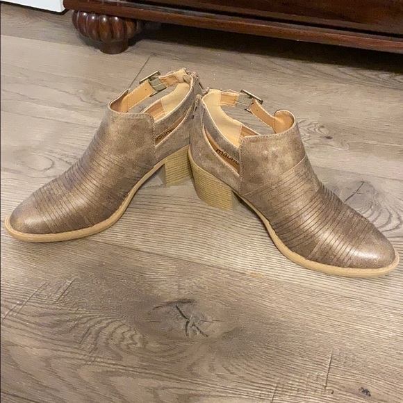 Tan Ankle Booties with Size Buckle Size 7 NIB - Picture 4 of 5